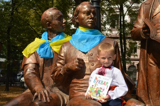 Після урочистостей франківські школярі перемістилися на стометрівку (фото) — фото 7