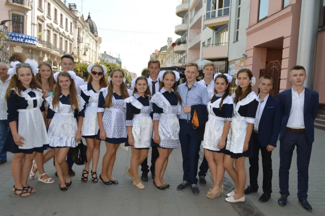 Після урочистостей франківські школярі перемістилися на стометрівку (фото) — фото 8