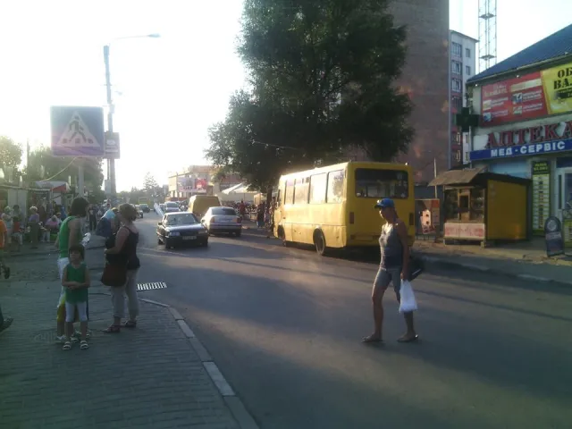 Городяни незадоволені відсутністю розмітки на Хоткевича (фото) — фото 3