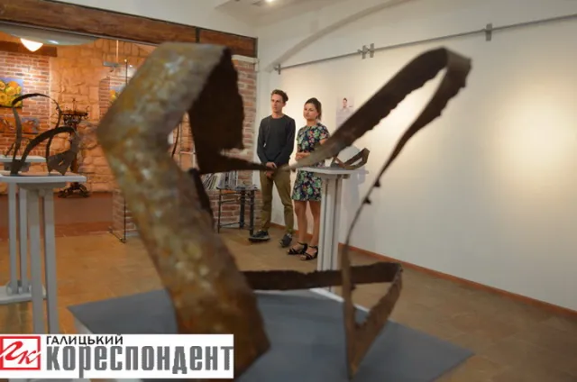 У Франківську відкрилася виставка скульптур “L Series” (фото) — фото 3