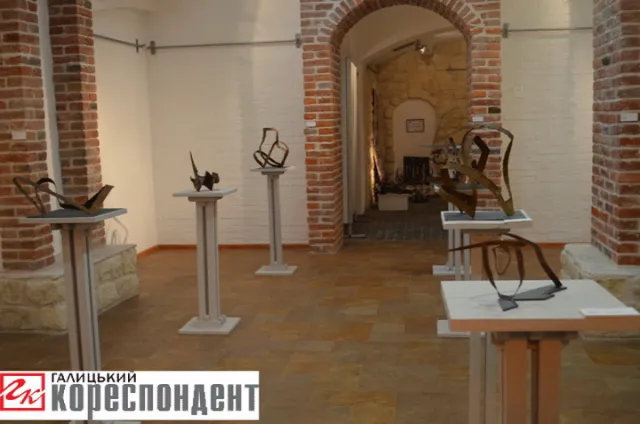 У Франківську відкрилася виставка скульптур “L Series” (фото) — фото 4