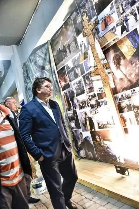 Міністр молоді та спорту І. Жданов побував у майбутньому Музею Небесної сотні (фото) — фото 5