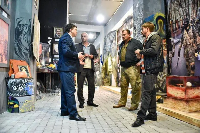 Міністр молоді та спорту І. Жданов побував у майбутньому Музею Небесної сотні (фото) — фото 6