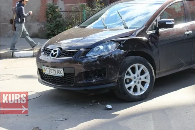 У Франківську зіткнулися "Мазда" та "Рено" (фото) — фото 3