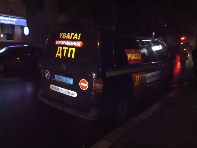 У Франківську зіткнулися "Mercedes" та "BMW": Двоє людей у лікарні — фото 1