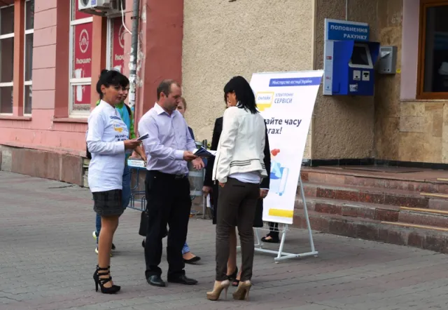 Іванофранківців закликали "не гаяти часу в чергах" (фото) — фото 11