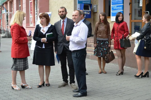 Іванофранківців закликали "не гаяти часу в чергах" (фото) — фото 7