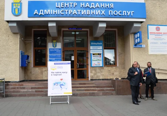 Іванофранківців закликали "не гаяти часу в чергах" (фото) — фото 8