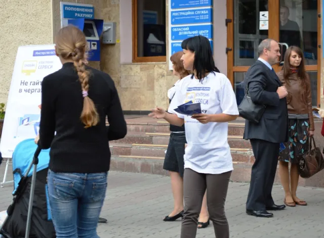 Іванофранківців закликали "не гаяти часу в чергах" (фото) — фото 10
