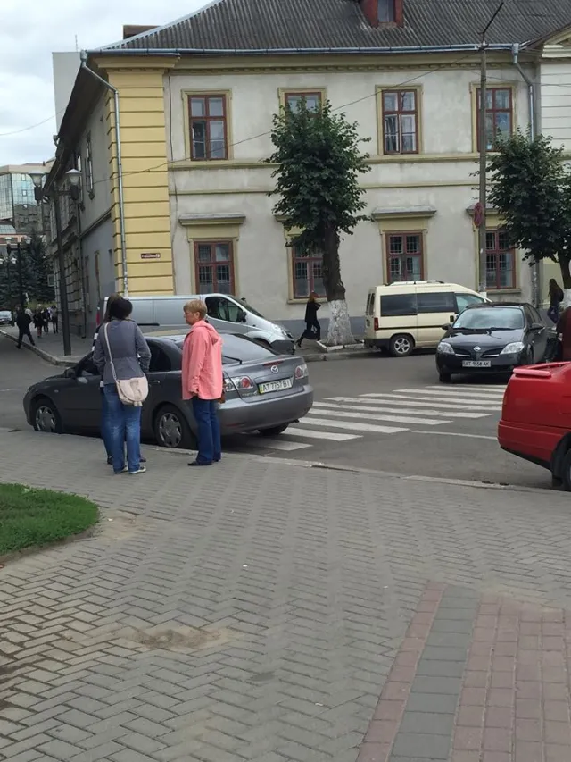 Франківці скаржаться на масовий авторагулізм по вулиці Шпитальній (фото) — фото 2