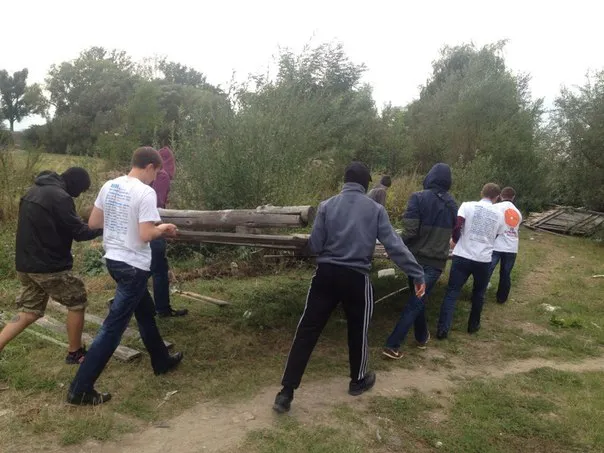 Активісти демонтували паркан навколо скандальної забудови біля міського озера (фото+відео) — фото 1