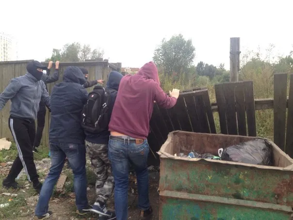Активісти демонтували паркан навколо скандальної забудови біля міського озера (фото+відео) — фото 3