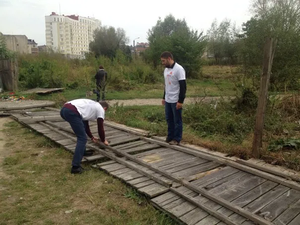 Активісти демонтували паркан навколо скандальної забудови біля міського озера (фото+відео) — фото 4