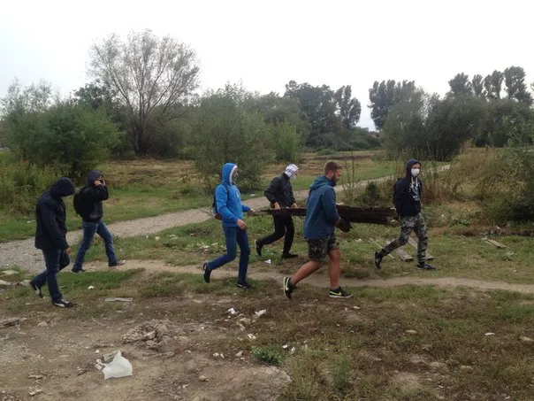 Активісти демонтували паркан навколо скандальної забудови біля міського озера (фото+відео) — фото 5