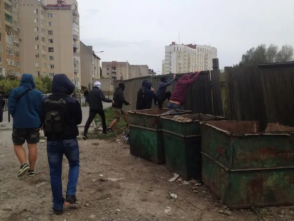 Активісти демонтували паркан навколо скандальної забудови біля міського озера (фото+відео) — фото 6