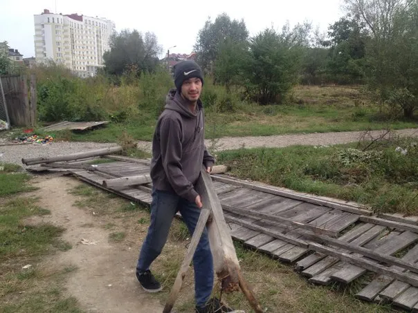 Активісти демонтували паркан навколо скандальної забудови біля міського озера (фото+відео) — фото 7
