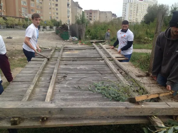 Активісти демонтували паркан навколо скандальної забудови біля міського озера (фото+відео) — фото 8