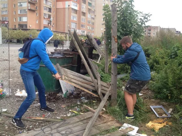 Активісти демонтували паркан навколо скандальної забудови біля міського озера (фото+відео) — фото 9