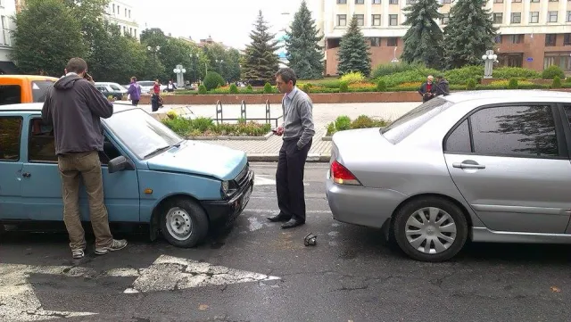 У центрі Франківська зіткнулися два автомобілі (фото) — фото 1