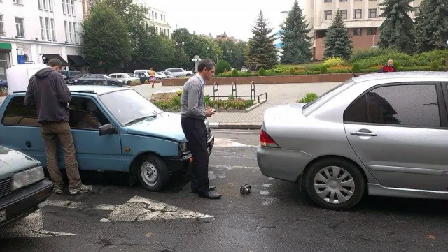 У центрі Франківська зіткнулися два автомобілі (фото) — фото 2
