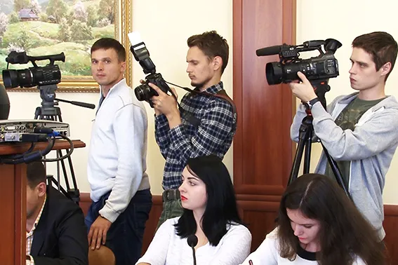 Понад 4000 людей прагнуть вступити до лав нової поліції - У Франківську відбувся брифінг за участю Мустафи Найєма (фото+відео) — фото 1
