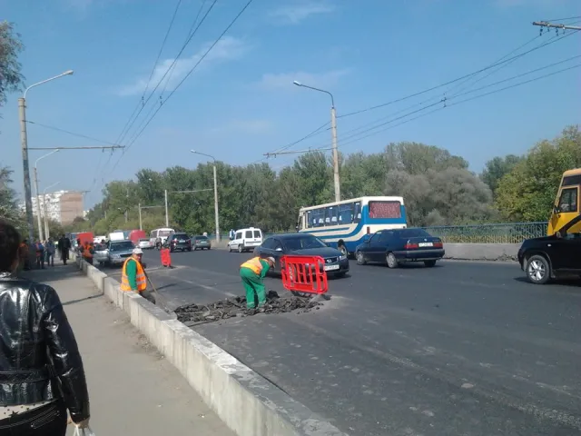 Сьогодні у Франківську почали ремонтувати міст на Пасічну (фото) — фото 2