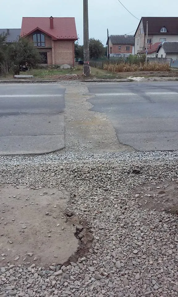В Івано-Франківську водії скаржаться на канаву посеред дороги (фото) — фото 2
