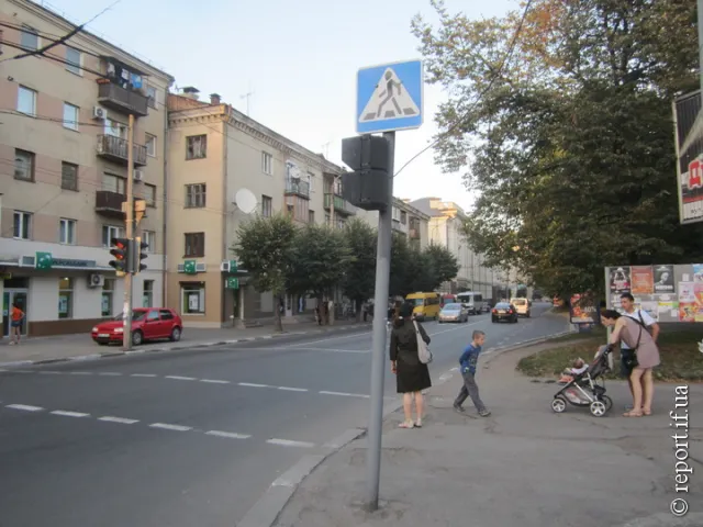 У Франківську біля школи №13 цілий день не працювали світлофори на перехресті, що ледь не спровокувало ДТП (фото) — фото 1