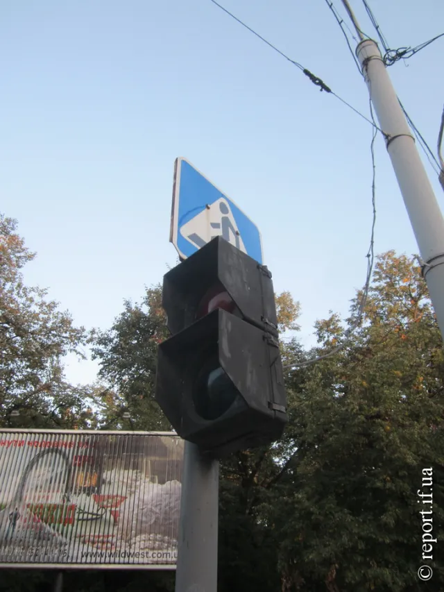 У Франківську біля школи №13 цілий день не працювали світлофори на перехресті, що ледь не спровокувало ДТП (фото) — фото 2