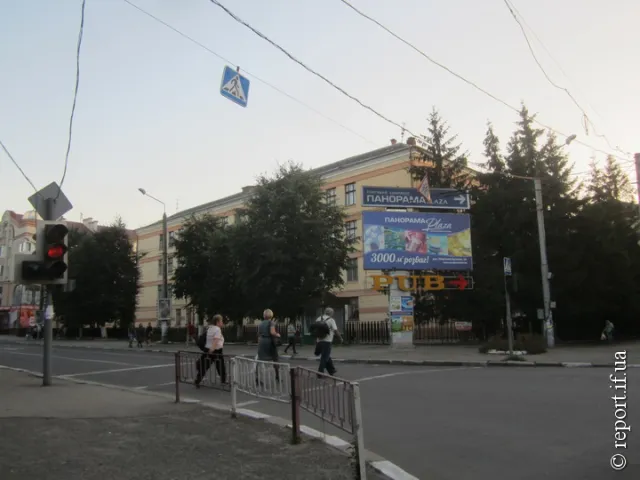 У Франківську біля школи №13 цілий день не працювали світлофори на перехресті, що ледь не спровокувало ДТП (фото) — фото 3