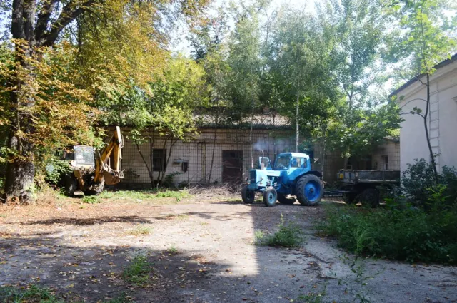На території Палацу Потоцьких назбирали гори сміття (фото) — фото 13