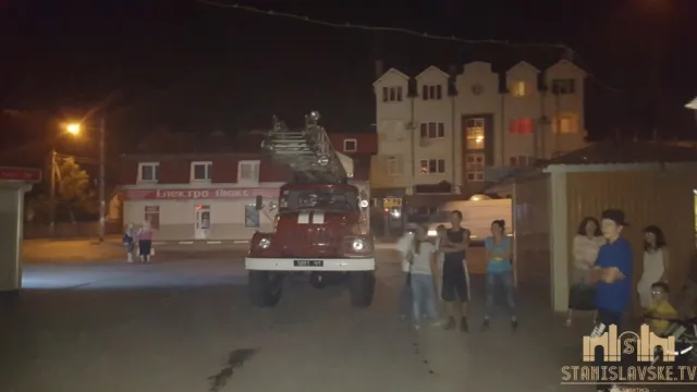 У Франківську чоловік смажив шашлики на даху магазину (фото) — фото 1