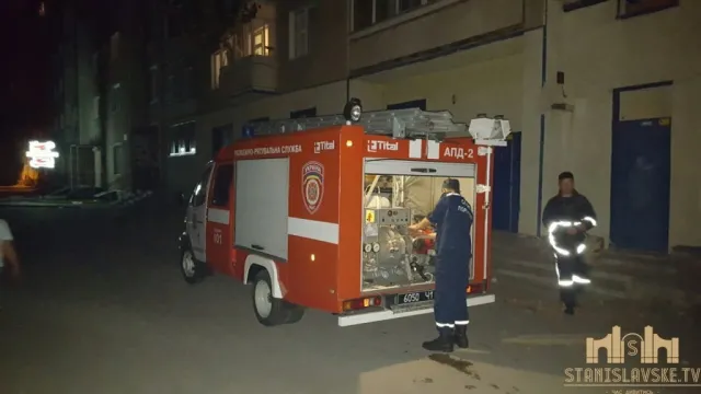 У Франківську чоловік смажив шашлики на даху магазину (фото) — фото 2