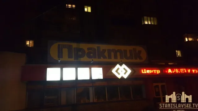 У Франківську чоловік смажив шашлики на даху магазину (фото) — фото 3