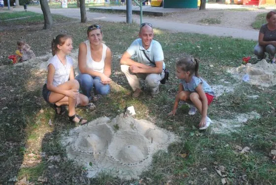 У Франківську діти та батьки робили пісочні скульптури (фото) — фото 1