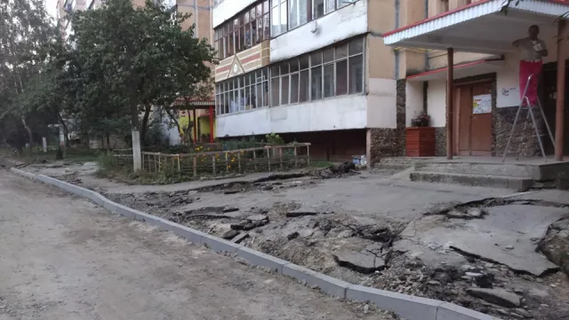 У Франківську почали ремонтувати один з найгірших міжбудинкового проїзду (фото) — фото 1