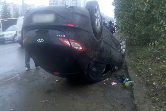 У Франківську перекинувся автомобіль з двома малолітніми дітьми (фото) — фото 1