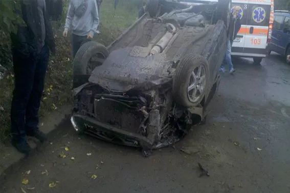 У Франківську перекинувся автомобіль з двома малолітніми дітьми (фото) — фото 2