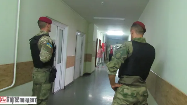 Побитого активіста Хіміка зі зброєю в руках охороняють спецпризначенці (фото) — фото 1