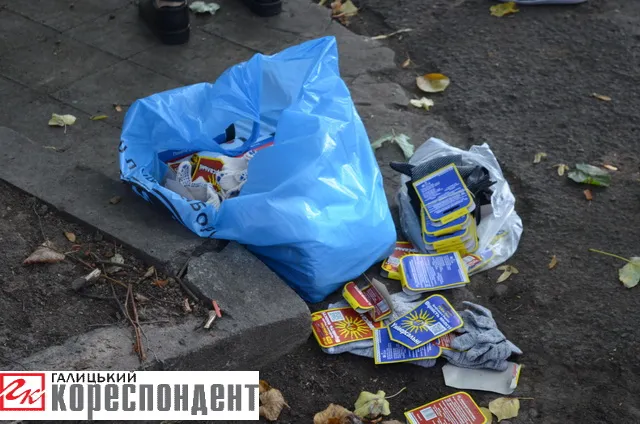На прибирання до Палацу Потоцьких прийшли головний архітектор та комунальник міста (фото) — фото 1