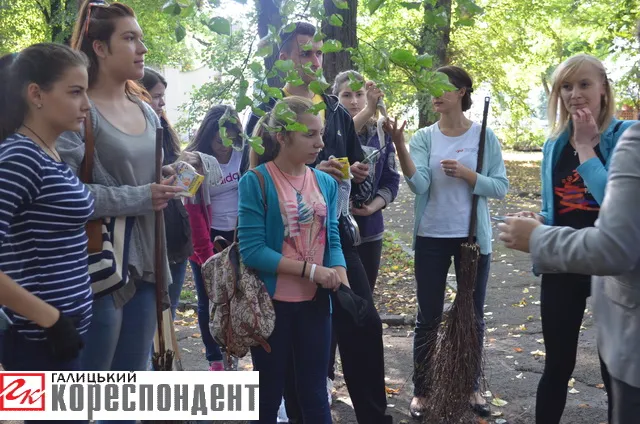 На прибирання до Палацу Потоцьких прийшли головний архітектор та комунальник міста (фото) — фото 2