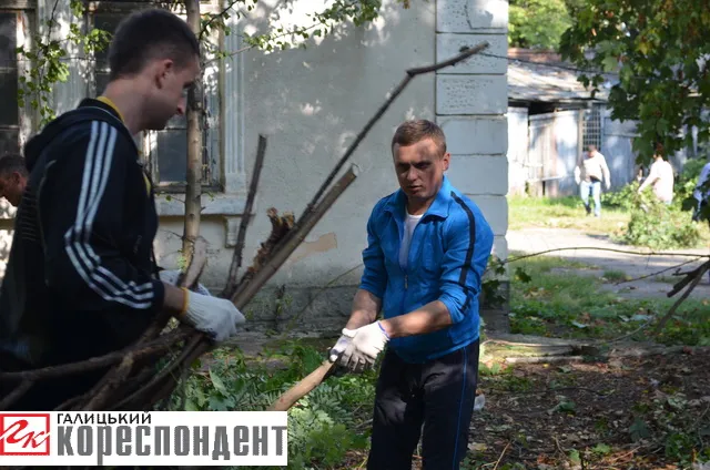 На прибирання до Палацу Потоцьких прийшли головний архітектор та комунальник міста (фото) — фото 3
