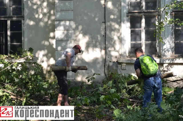 На прибирання до Палацу Потоцьких прийшли головний архітектор та комунальник міста (фото) — фото 4