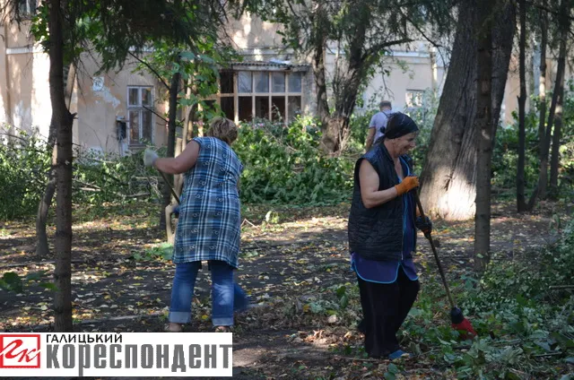 На прибирання до Палацу Потоцьких прийшли головний архітектор та комунальник міста (фото) — фото 5