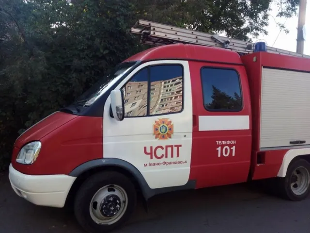 У Франківську безхатьки підпалили покинутий будинок (фото) — фото 3