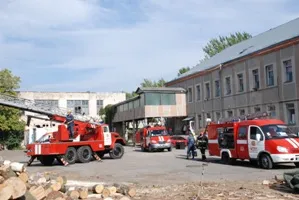 У Франківську рятувальники ліквідовували пожежу на території міського молокозаводу (фото) — фото 1
