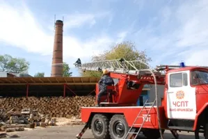 У Франківську рятувальники ліквідовували пожежу на території міського молокозаводу (фото) — фото 2