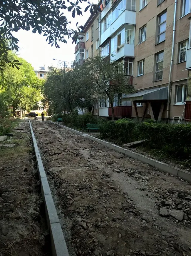 У Франківську продовжуються ремонти міжбудинкових проїздів — фото 1
