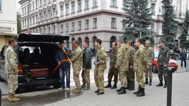 Франківці на колінах попрощалися з загиблим в АТО Олегом Басарабом — фото 1