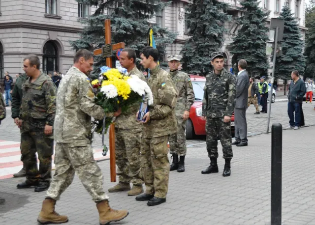 Франківці на колінах попрощалися з загиблим в АТО Олегом Басарабом — фото 2